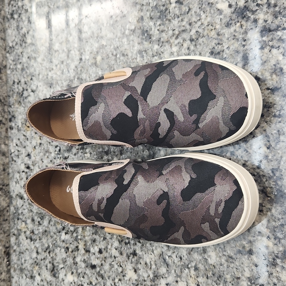 Olukai women's shoes 8.5 Camo